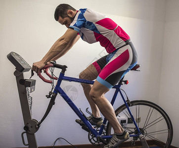 用固定自行车锻炼有氧健身和康复图片