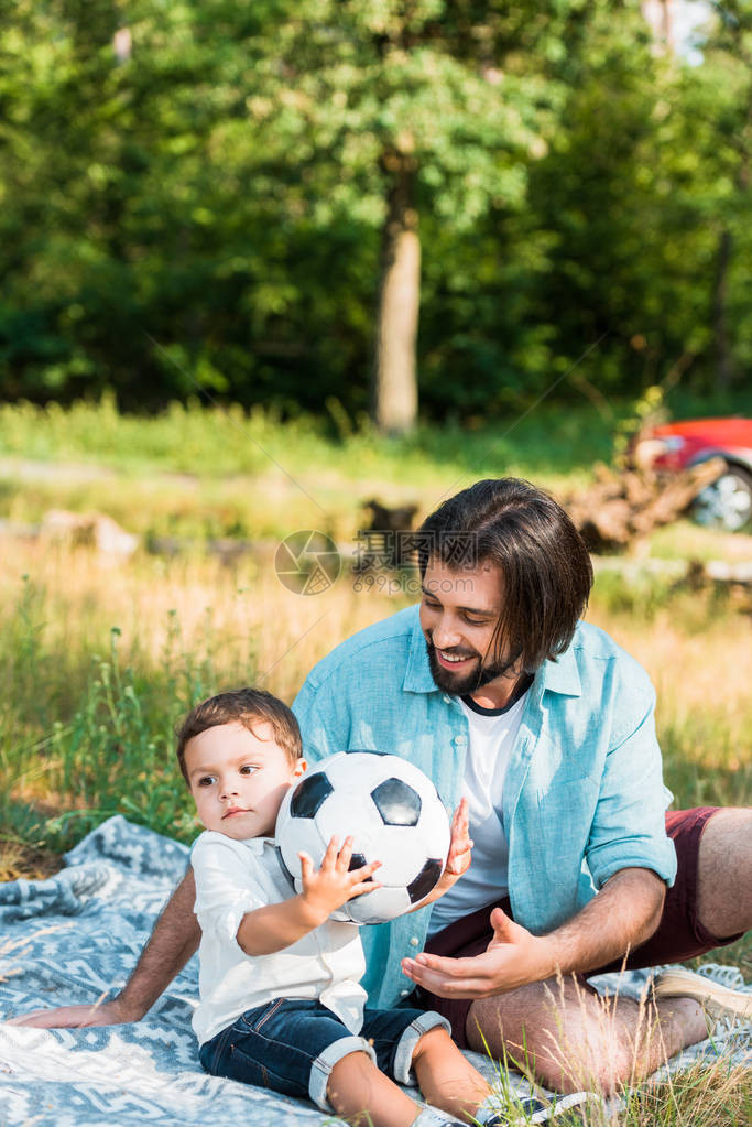 快乐的父亲和孩子的儿子在野餐时图片