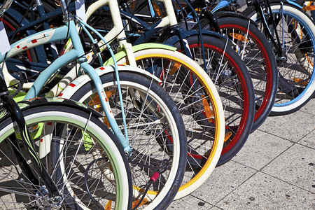 排列整齐的自行车轮子图片