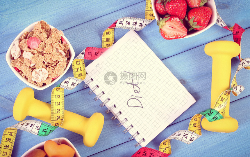 复古照片新鲜健康食品健身哑铃卷尺和用于在板上写笔记的笔记本瘦身概念健康图片
