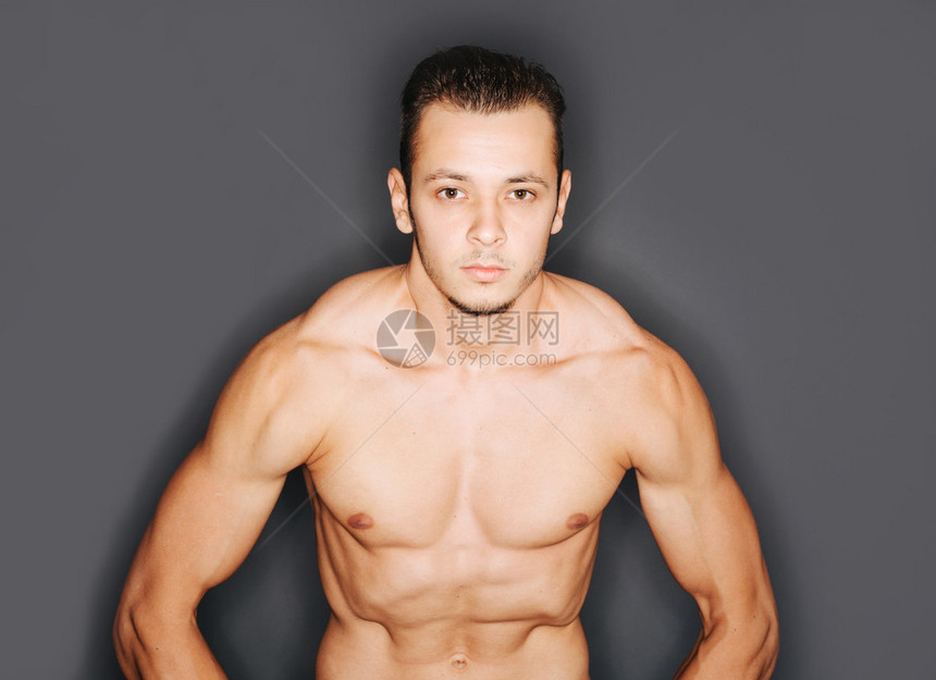 男肌肉健壮体图片