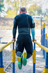 在公园锻炼时肌肉男背部在平图片