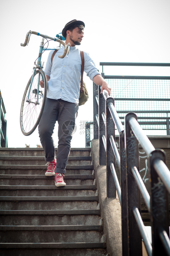 城市里骑自行车的时髦年轻人图片