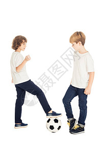 可爱的男孩玩足球孤背景图片