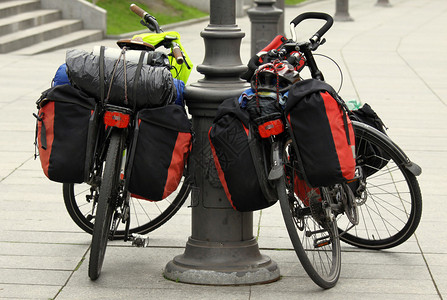 两套自行车包车上有旅行袋停图片