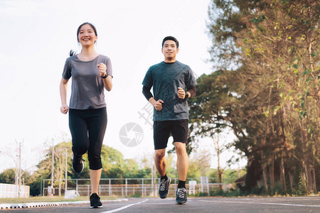年轻夫妇早上跑步锻炼健康的生活方式概图片