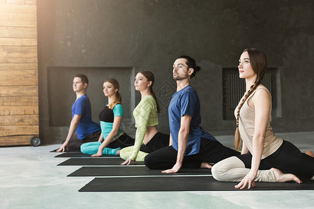 瑜伽课冥想练习的男女青年男女Lotus代表了放松健身俱乐部健康生活方图片