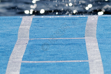 蓝色起步坡道供游泳者使用在后腹呻图片