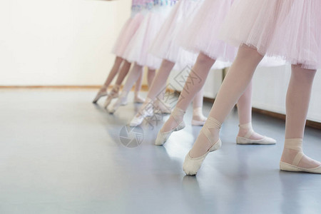 女孩在舞蹈课前伸展腿部图片