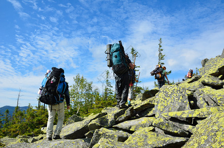 一群游客正在爬上山顶图片