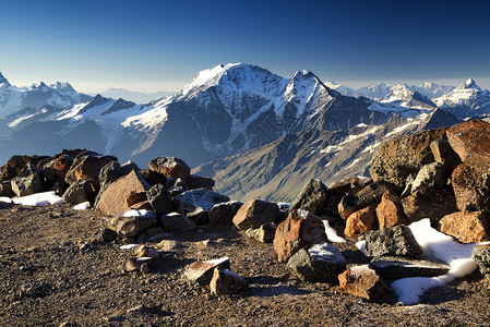 日出时的高山峰美丽的自然景观图片