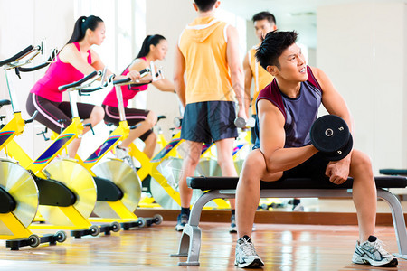 参加运动锻炼或健身训练的亚裔男子和妇女组图片
