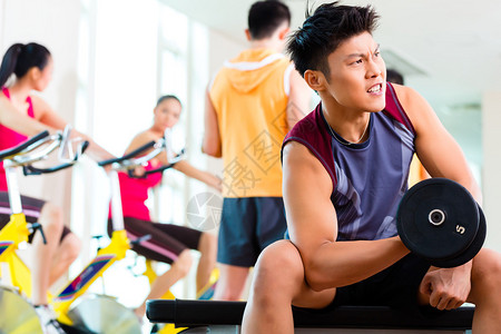 参加运动锻炼或体操训练的亚裔男女组图片