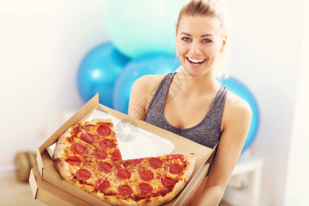 在健康俱乐部吃披萨的快图片