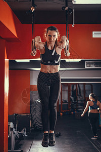 年轻肌肉女青年在体操场背景图片