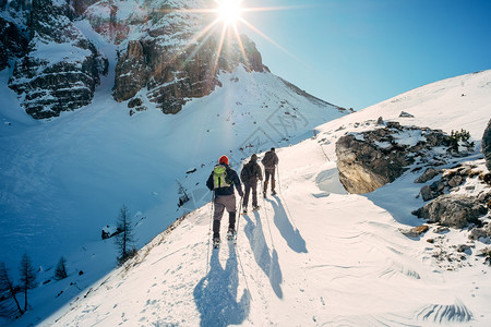 在雪地里徒步旅行的人图片