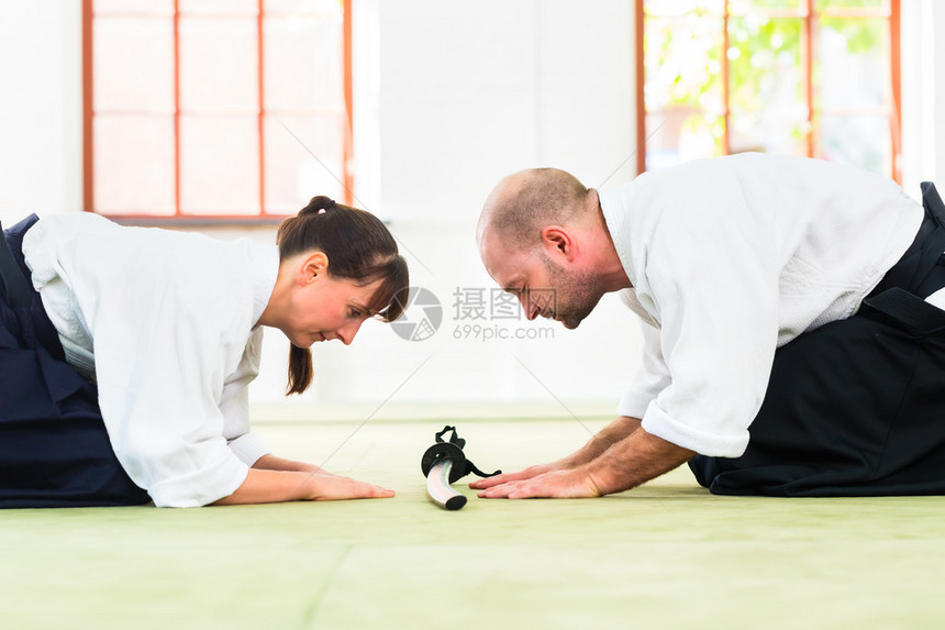 男人和女人鞠躬迎接相道武图片