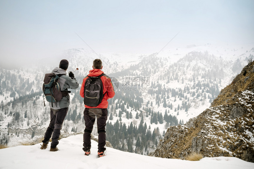 站在山顶的登山者图片