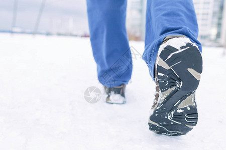 穿运动鞋的男人冬天跑步男人的近距离照片图片