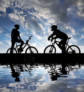 山上骑自行车者在日落图片