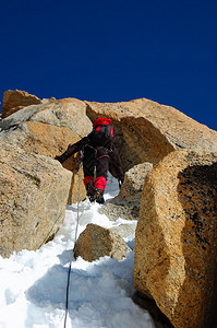 男登山者摇滚攀岩运动垂直定向白光日图片