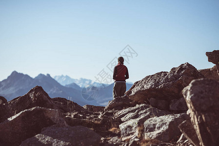 高海拔岩山景观的隐匿者图片