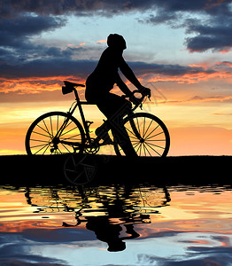 日落时骑自行车的人剪影图片