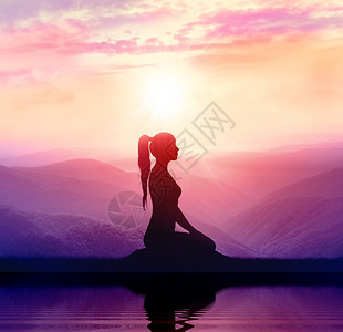 瑜伽和冥想山中女人的剪影图片