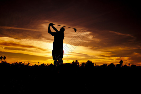 高尔夫球员对着美图片