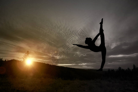 日落冥想期间的瑜伽练习者图片