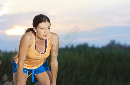 完成跑步的女赛跑者图片