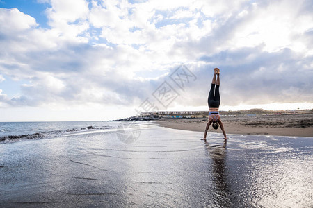 岸边海滩上强健运动的女图片