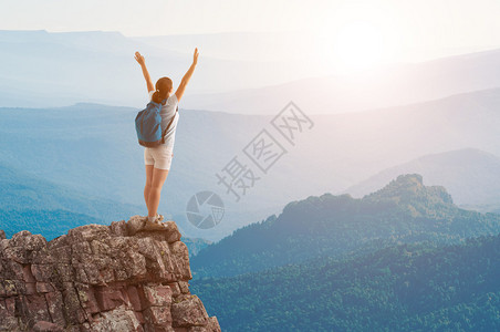 在山上徒步旅行的女人图片