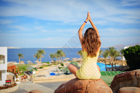 女人在海上做瑜伽图片