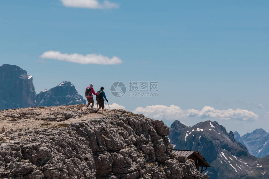 背包客实现他们的目标登上山图片