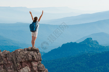 在山上徒步旅行的女人图片