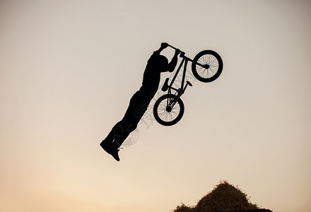 骑自行车跳伞的极背景图片