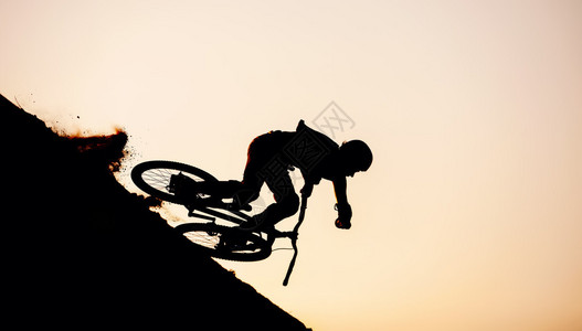 极限骑手在进行自车跳跃时摔倒图片
