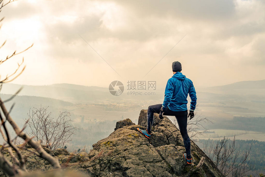 人在美丽的鼓舞人心的山日出中庆祝或在山顶远足或登山的远足者剪影在岩石上寻找和享受鼓舞人图片