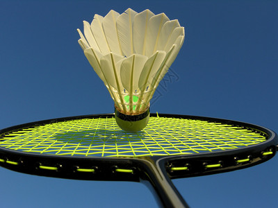 弹奏羽毛球拉克特和航天飞机背景图片