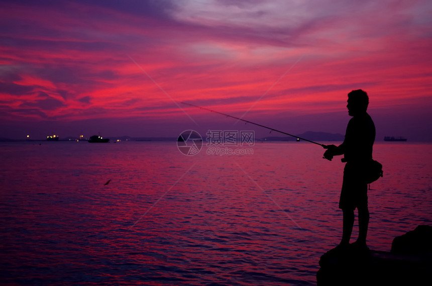 海边钓鱼人的剪影图片