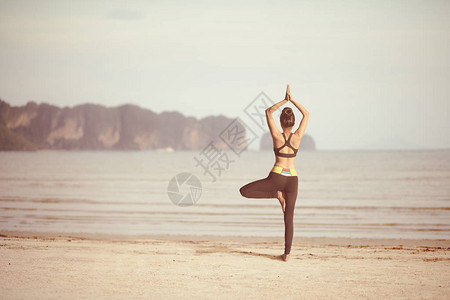瑜伽户外瑜伽运动健壮的女做哈斯塔图片