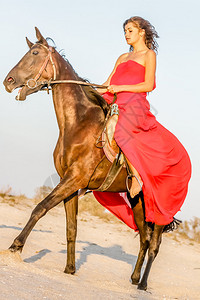 骑马的美丽女人图片
