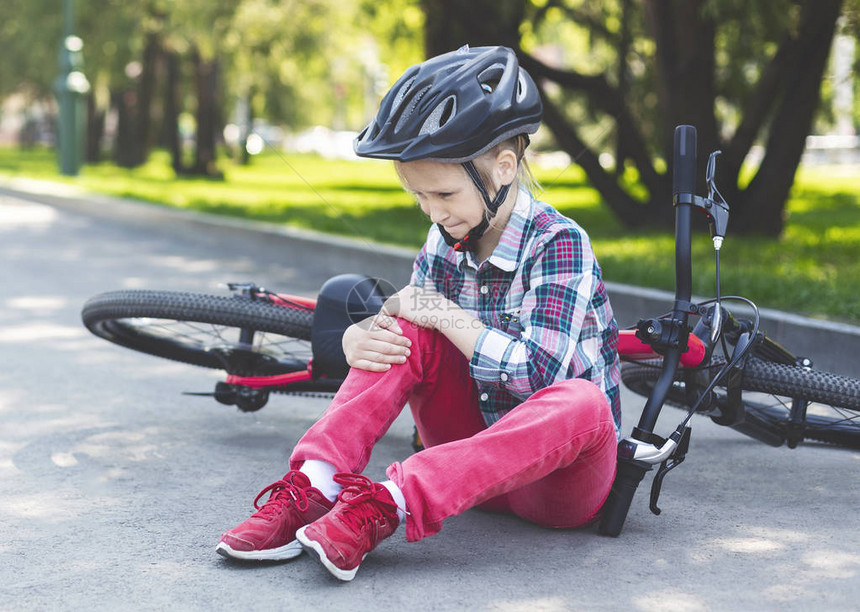 女孩在哭泣坐在她自行车旁边从自行车图片