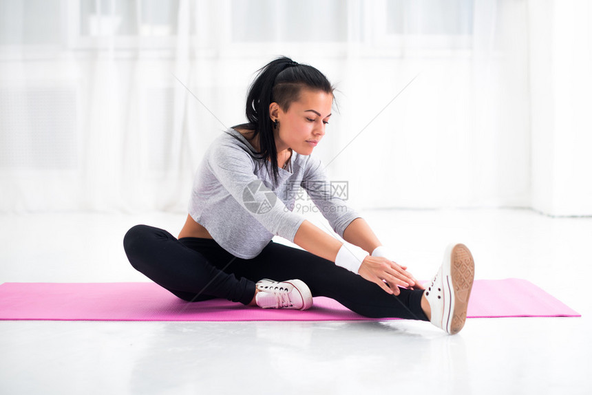 做有氧运动体操的合适妇女伸展腿部图片