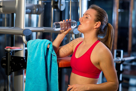 运动后在健身房喝水的女人图片