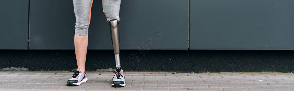 街头假腿残疾女运动员被图片