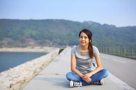 户外运动的女孩图片