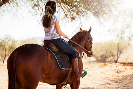 一位年轻女骑马图片