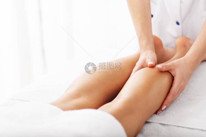 妇女接受专业腿疗图片